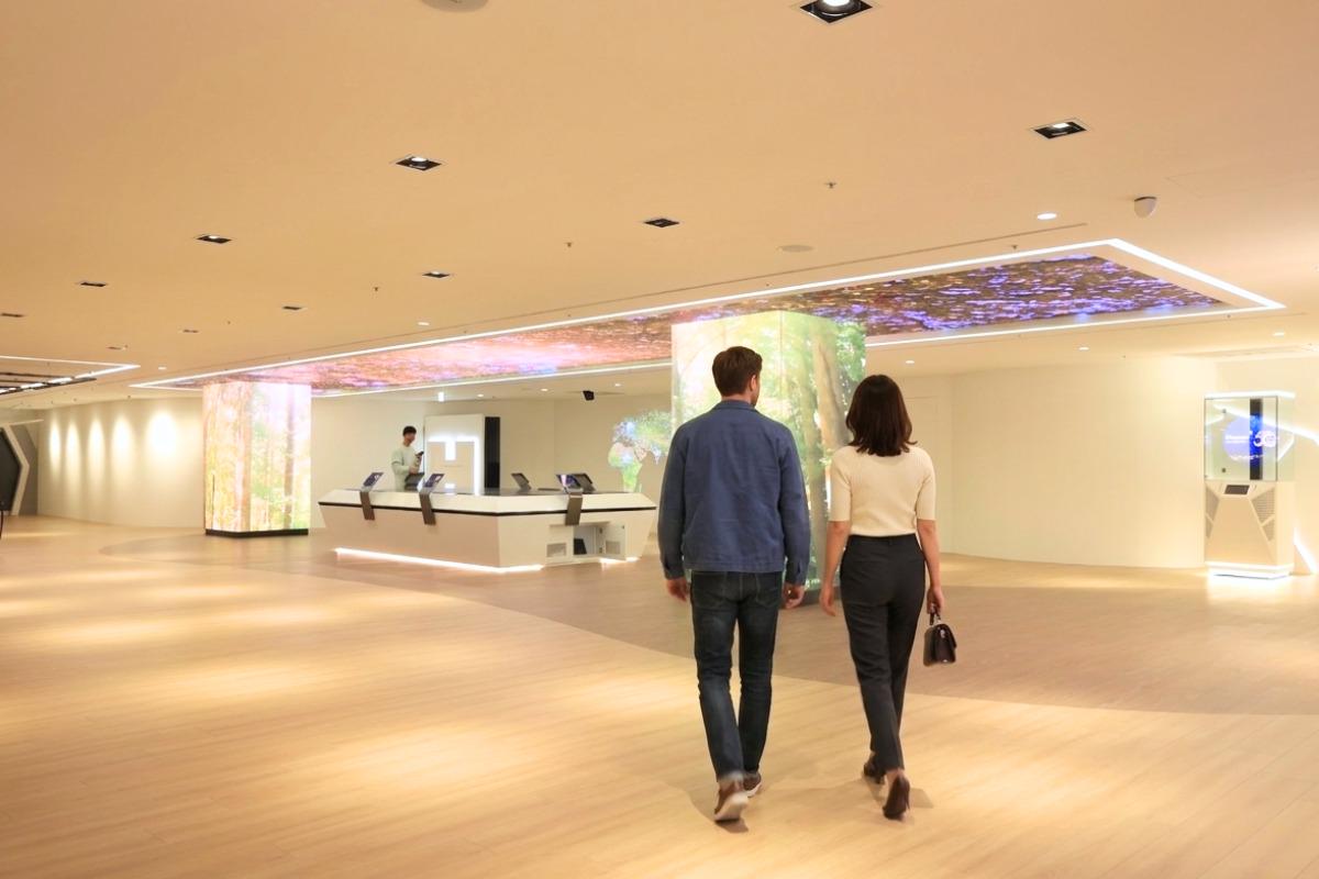 英雄之旅，鸿海内湖showroom内建裸视3D、光雕投影、LED天花包柱