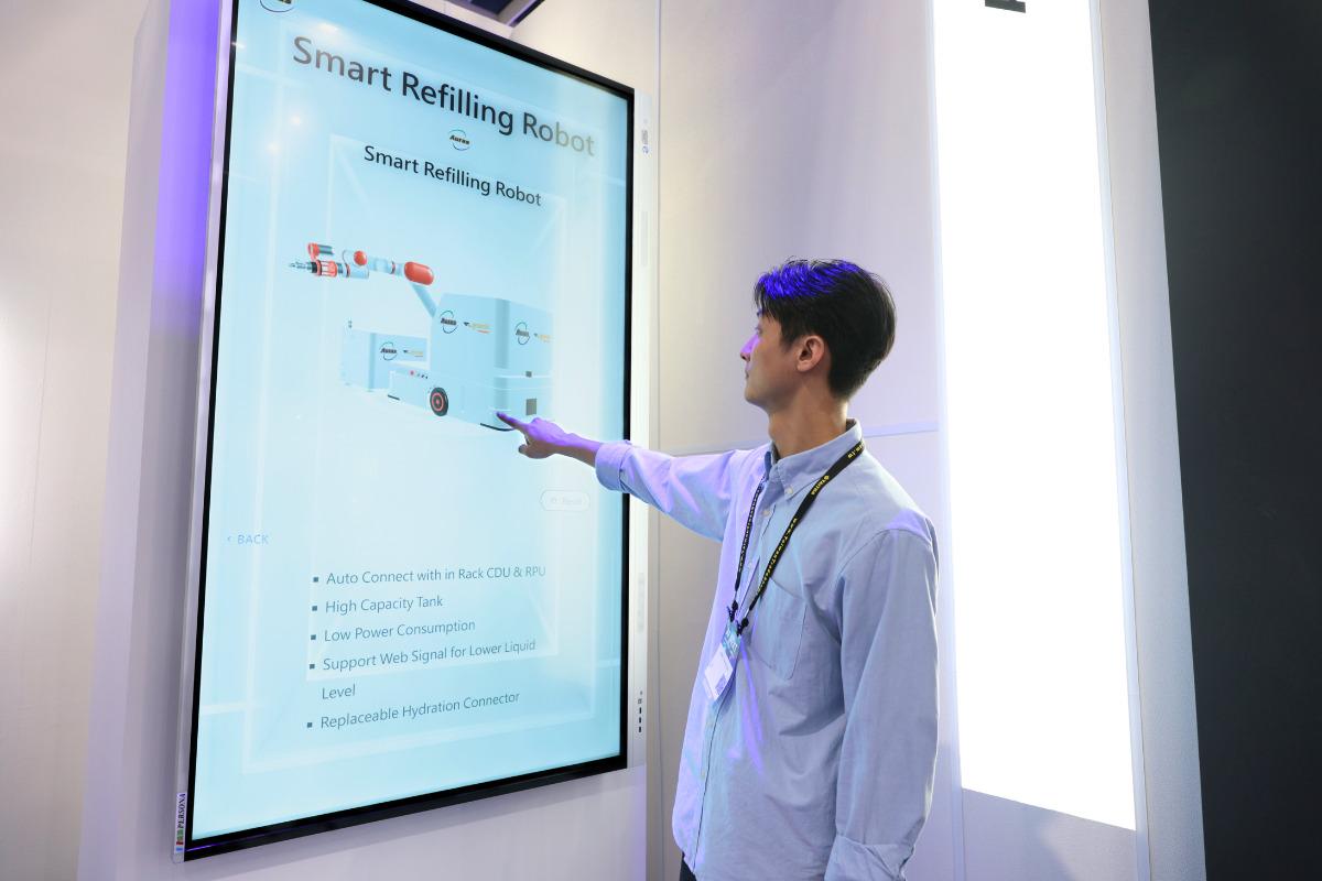 【互動設計】雙鴻 COMPUTEX 2025 - 「縮小科技,放大理解」,3D沉浸式展場體驗|KingOne Design 王一設計